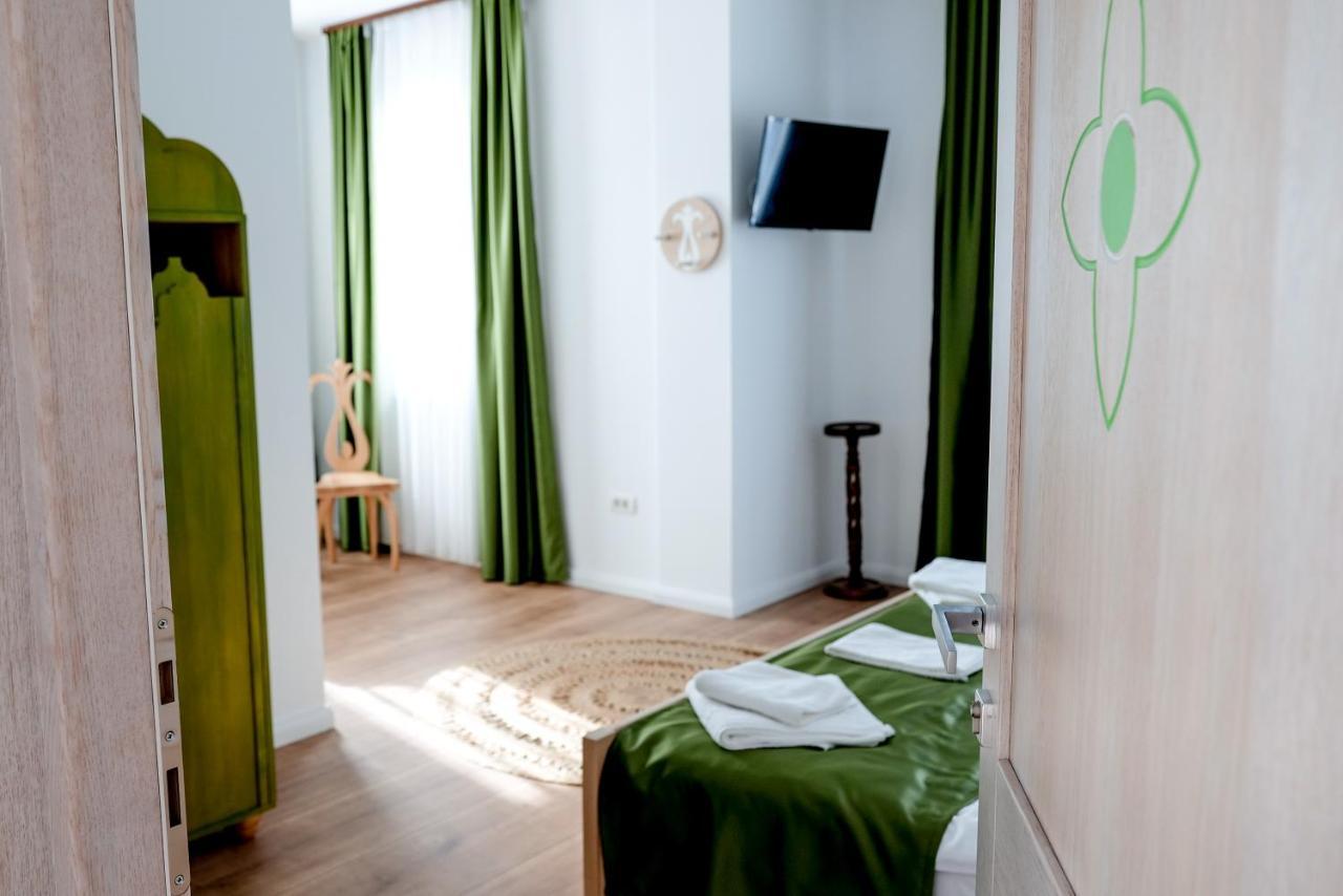 Conacul Olarilor Bed & Breakfast