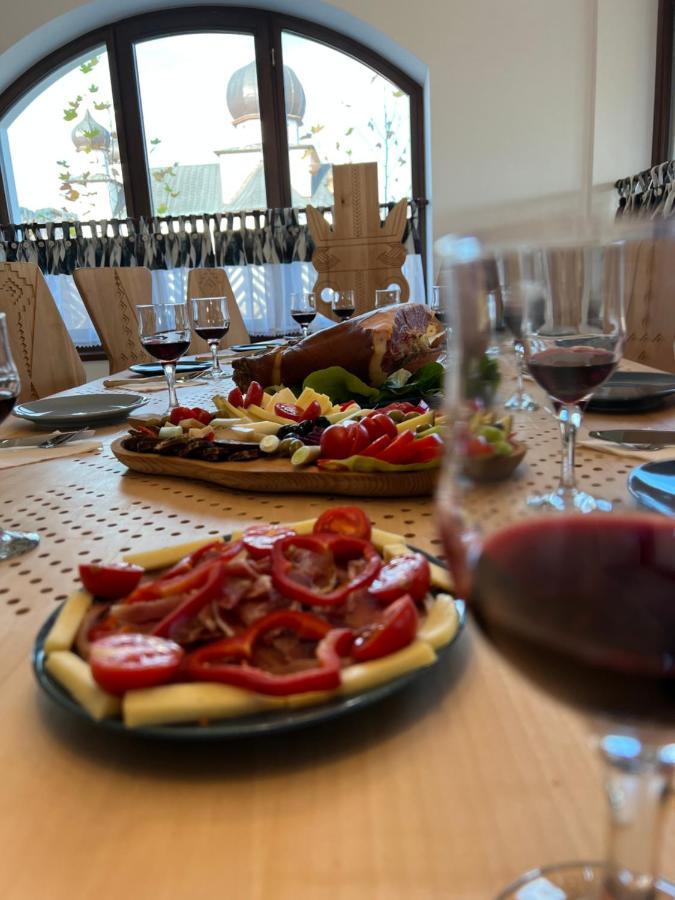 Conacul Olarilor Bed & Breakfast Baia de Fier